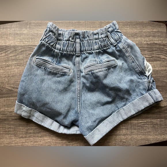 Ultra high-rise 80’s mom shorts from Hollister - Picture 3 of 3